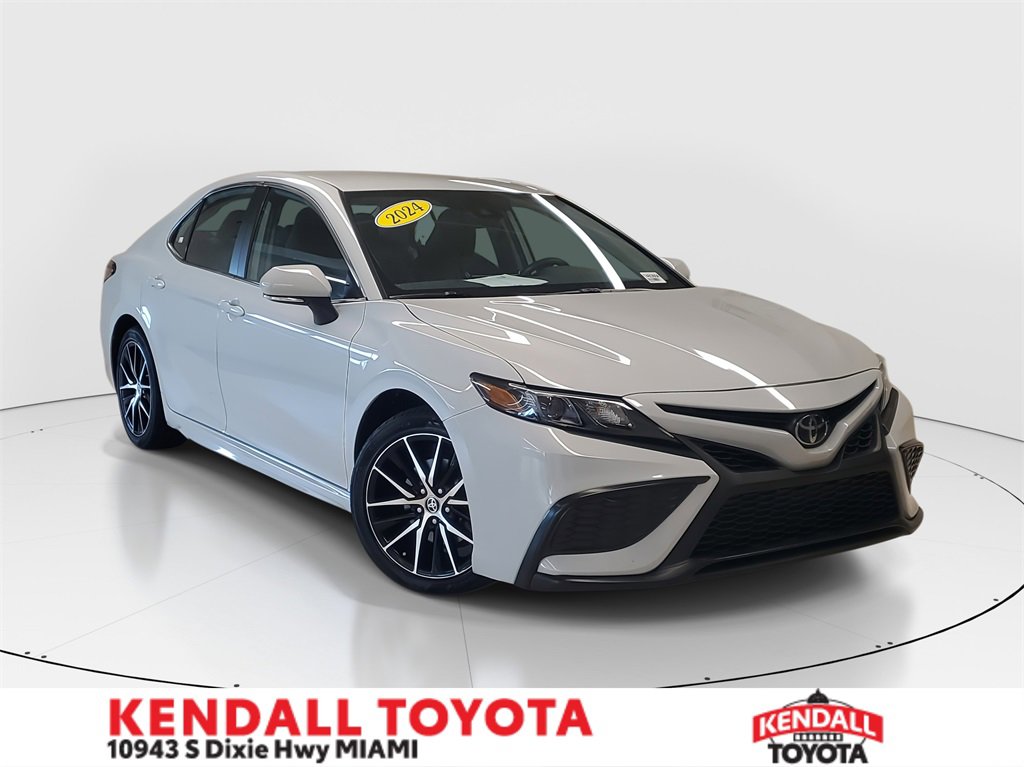 Used 2024 Toyota Camry SE image 1