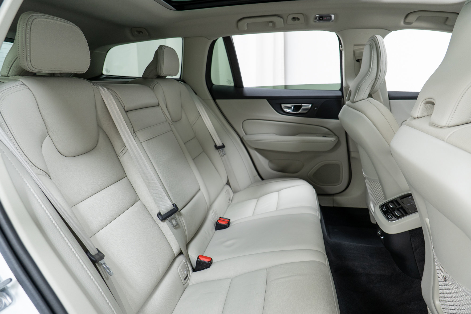 Used 2020 Volvo V60 T5 Cross Country image 24