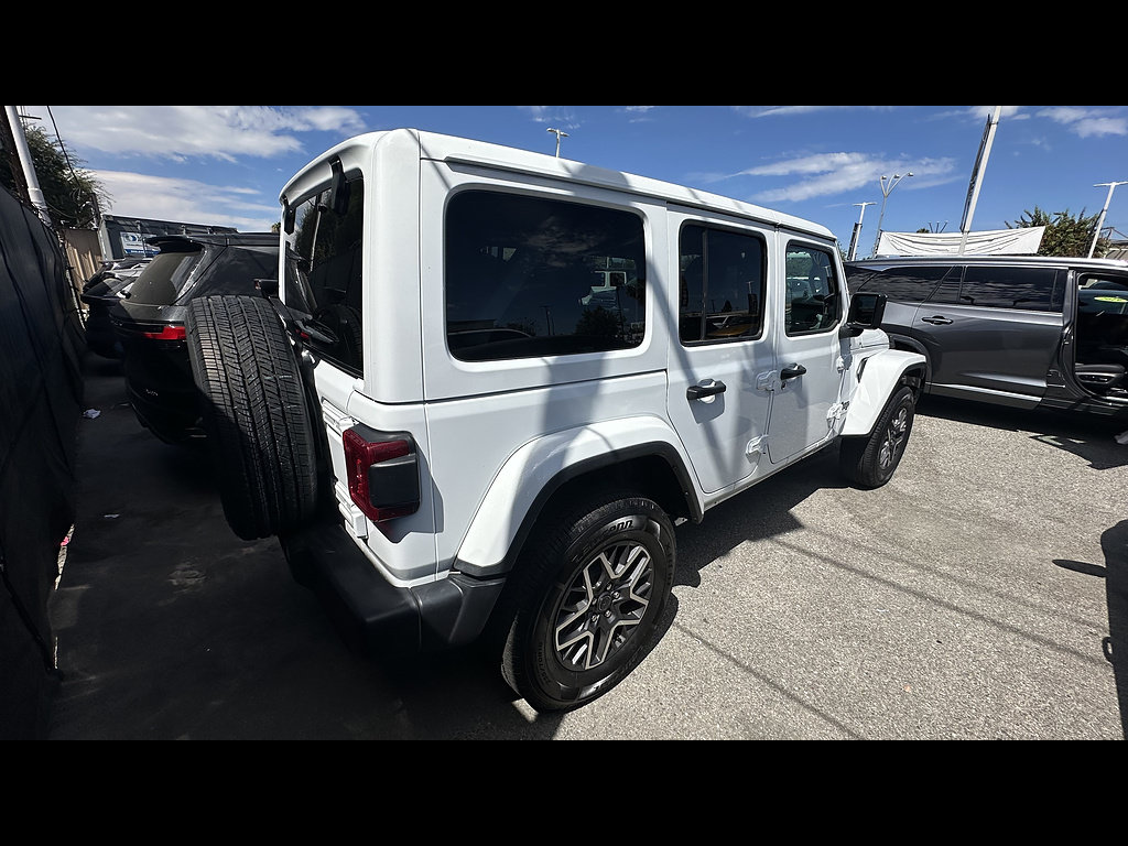 Used 2025 Jeep Wrangler Unlimited Sahara AWD/4WD image 4