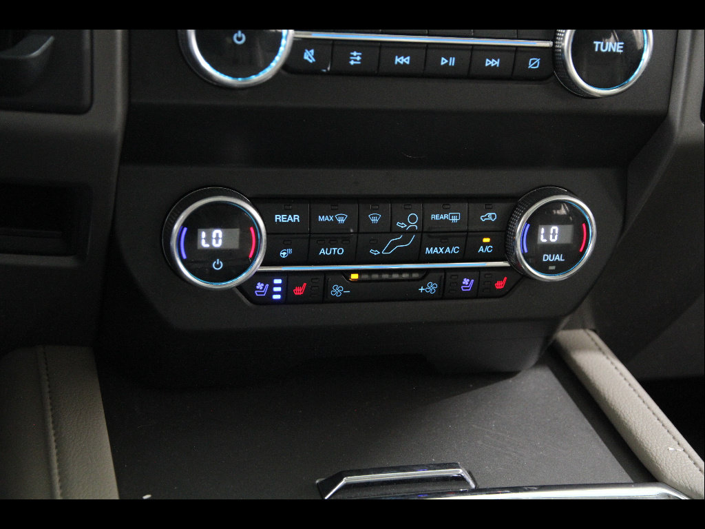 Used 2019 Ford Expedition XLT w/ Equipment Group 202A AWD/4WD image 16
