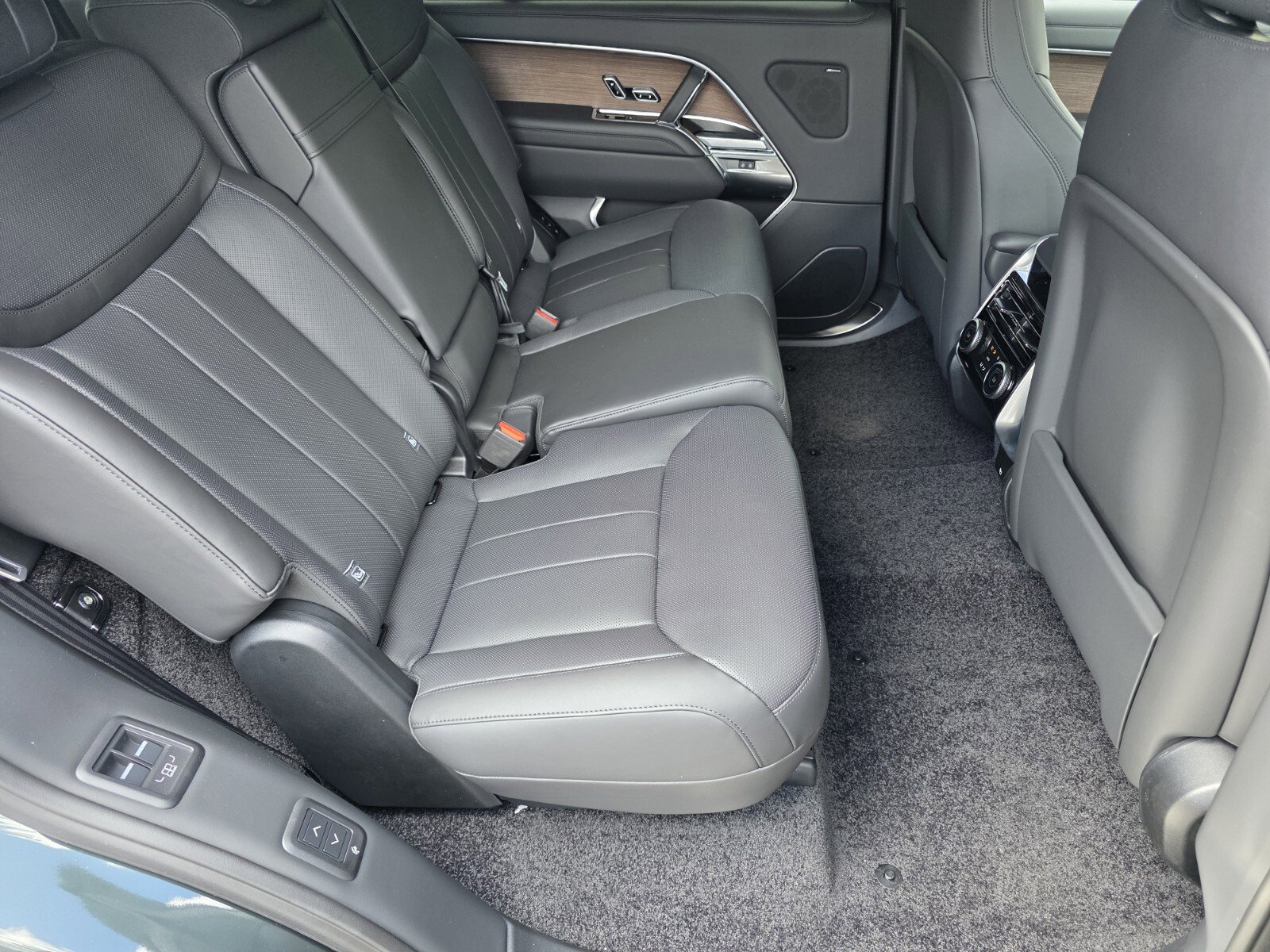 New 2026 Land Rover Range Rover Long Wheelbase SE AWD/4WD image 5