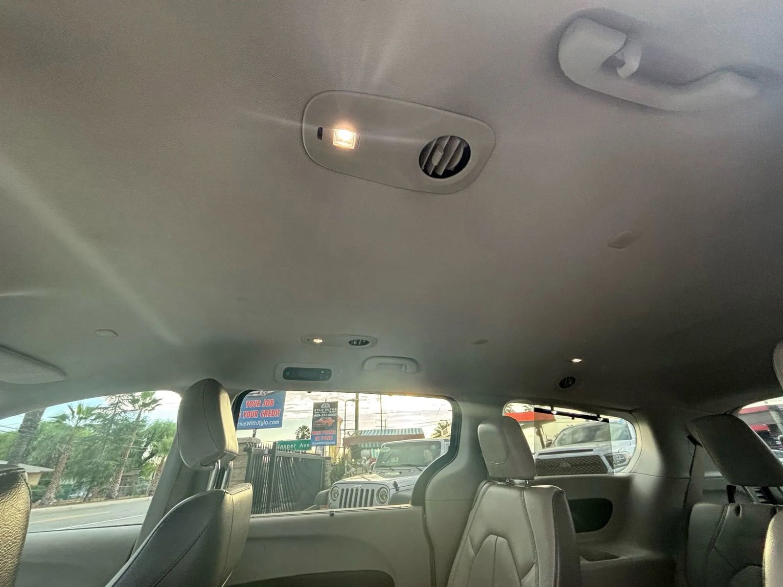 Used 2017 Chrysler Pacifica Touring-L image 20