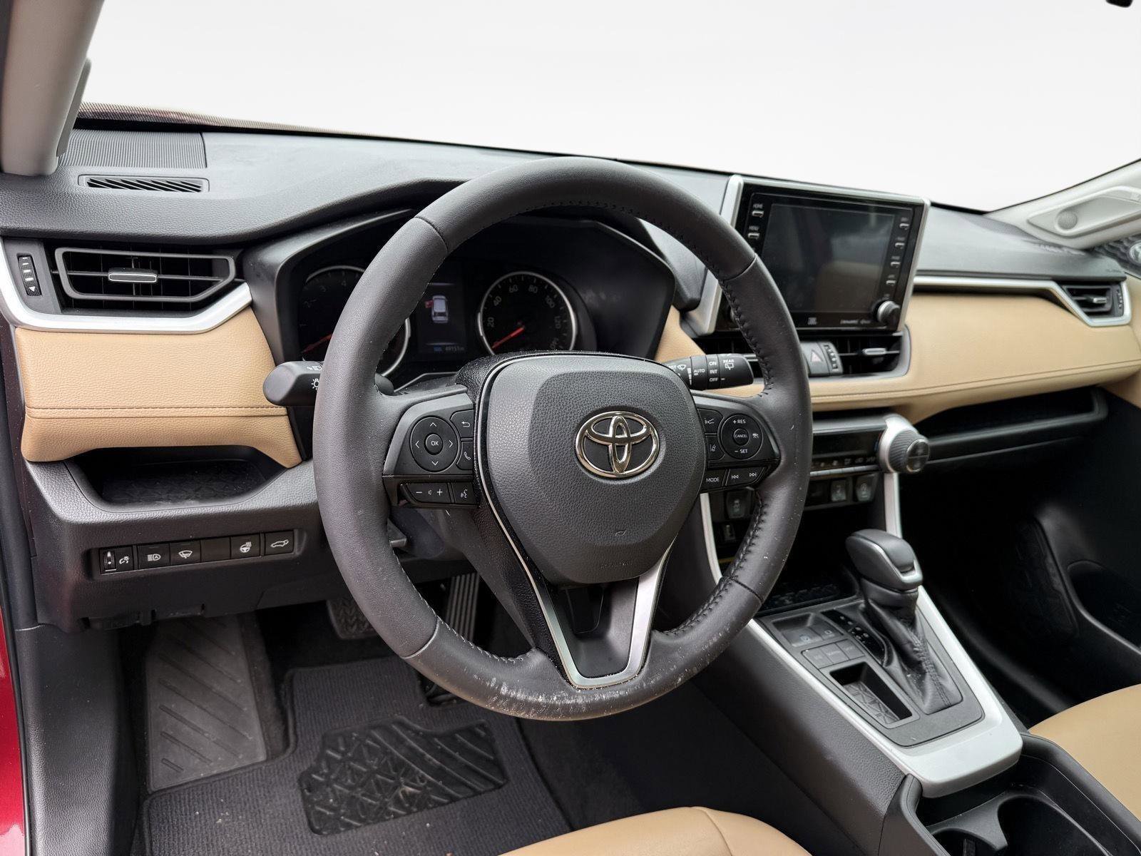 Used 2021 Toyota RAV4 XLE Premium FWD image 10