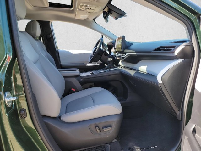 Used 2026 Toyota Sienna XLE FWD image 25