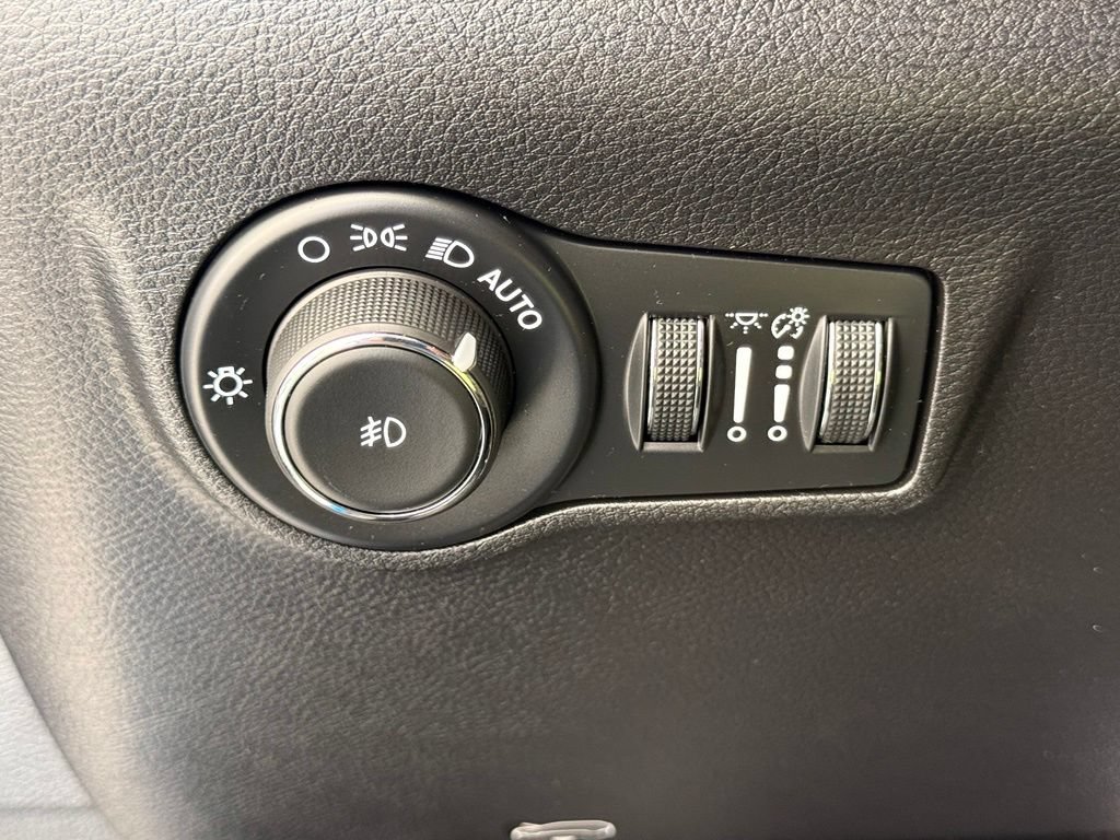 Used 2024 Jeep Compass Latitude AWD/4WD image 32