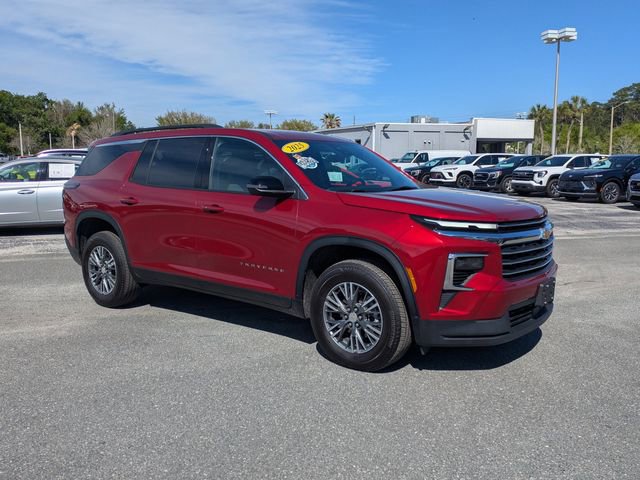 Used 2025 Chevrolet Traverse LT FWD image 2