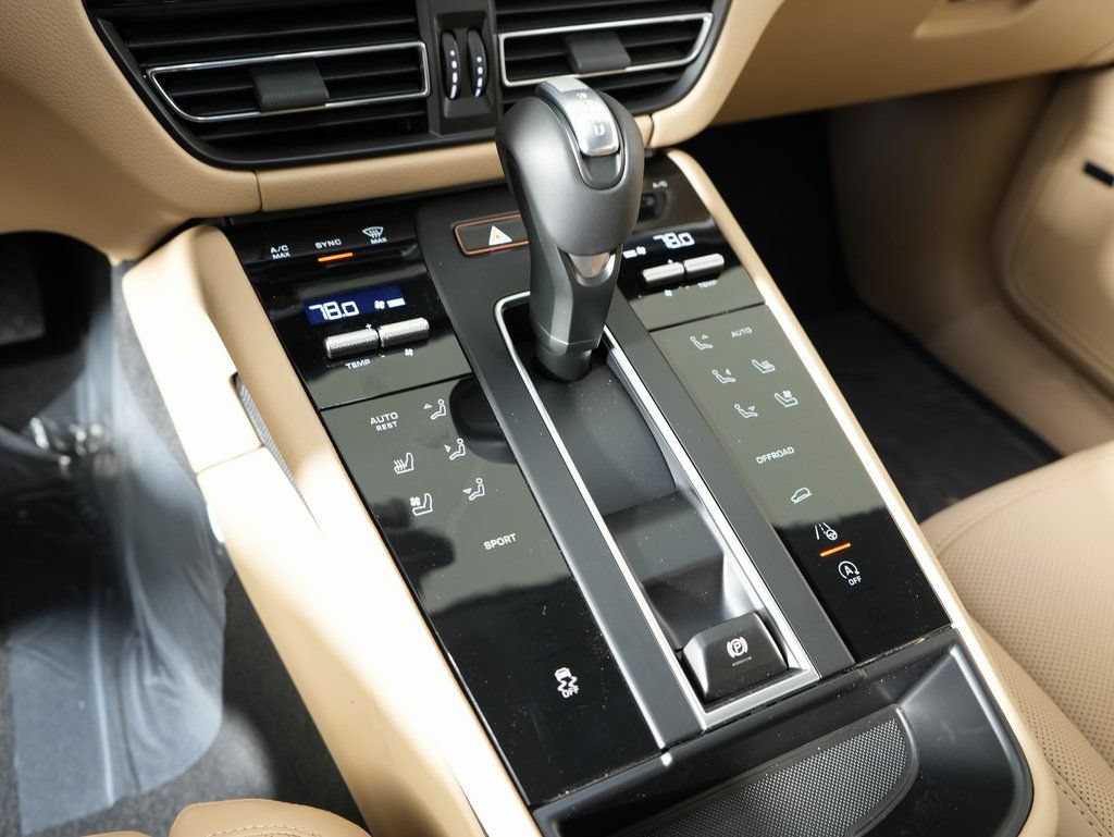 Certified 2026 Porsche Macan AWD/4WD image 28