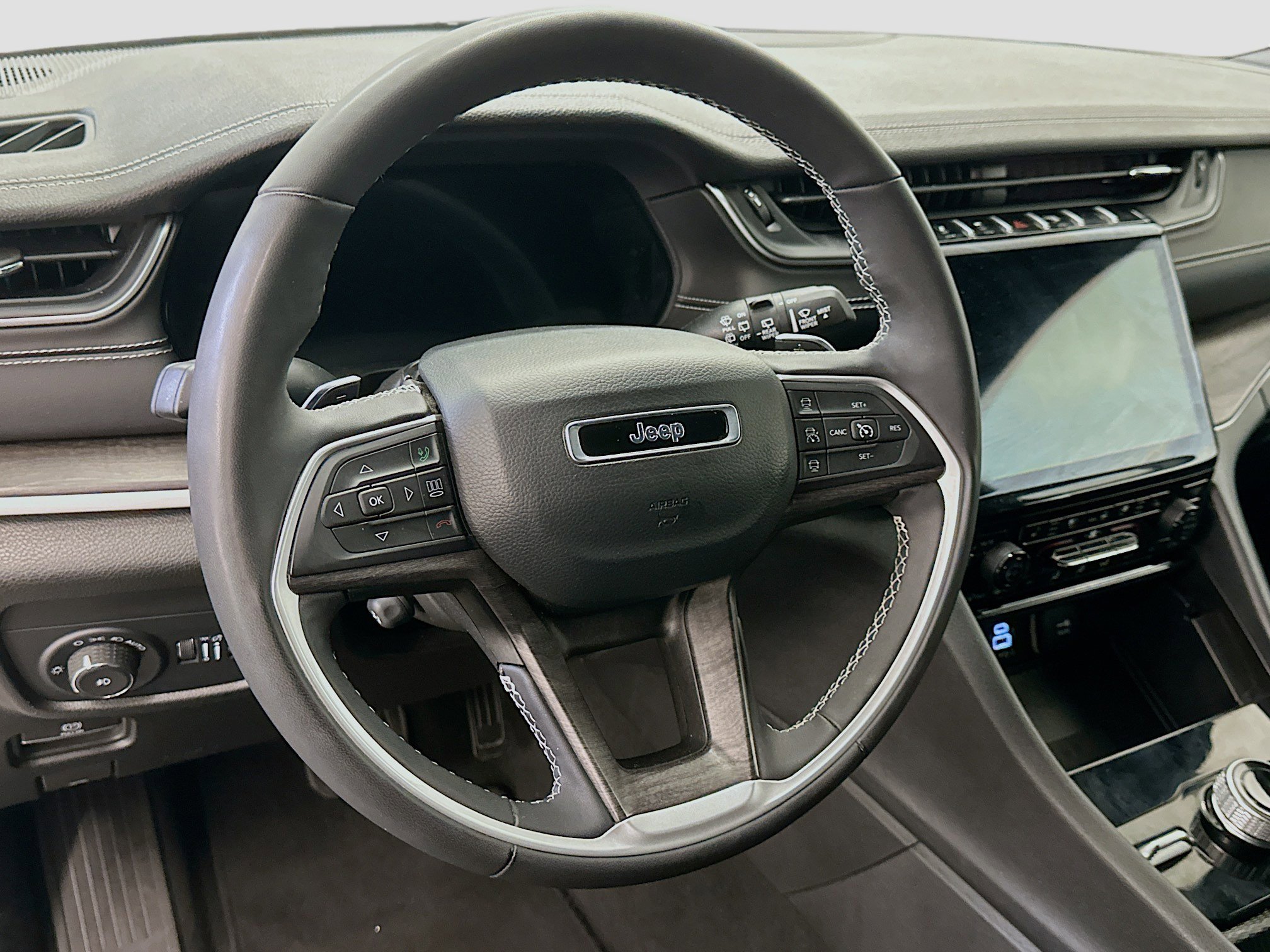Used 2024 Jeep Grand Cherokee L Limited w/ Luxury Tech Group II AWD/4WD image 18