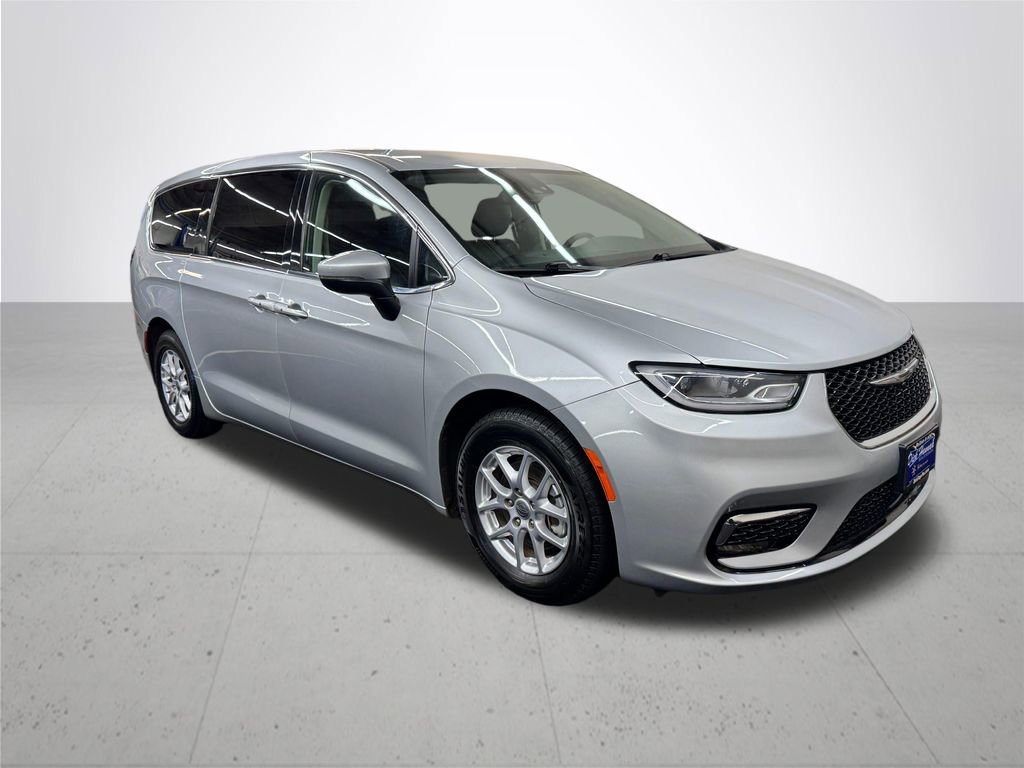 Used 2023 Chrysler Pacifica Touring-L image 9