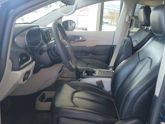 Certified 2024 Chrysler Pacifica Touring-L FWD image 9