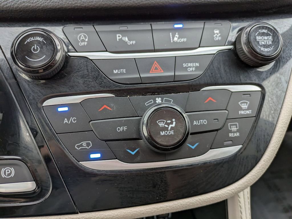 Used 2023 Chrysler Pacifica Limited image 21