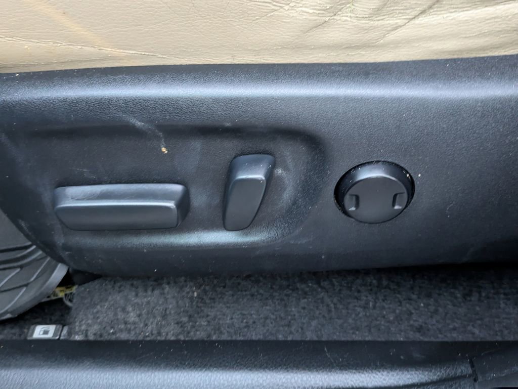 Used 2013 Toyota RAV4 Limited FWD image 21