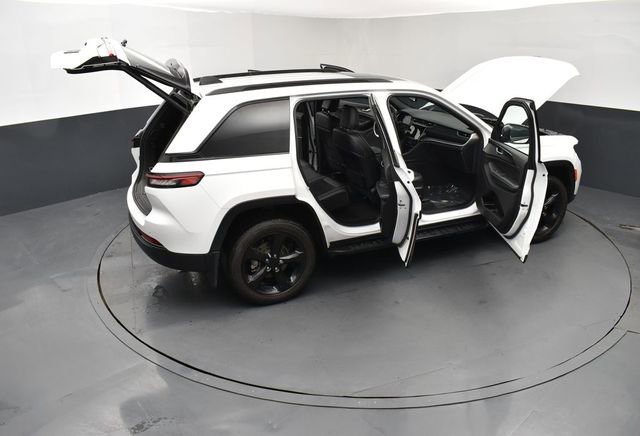 Used 2023 Jeep Grand Cherokee Altitude image 30