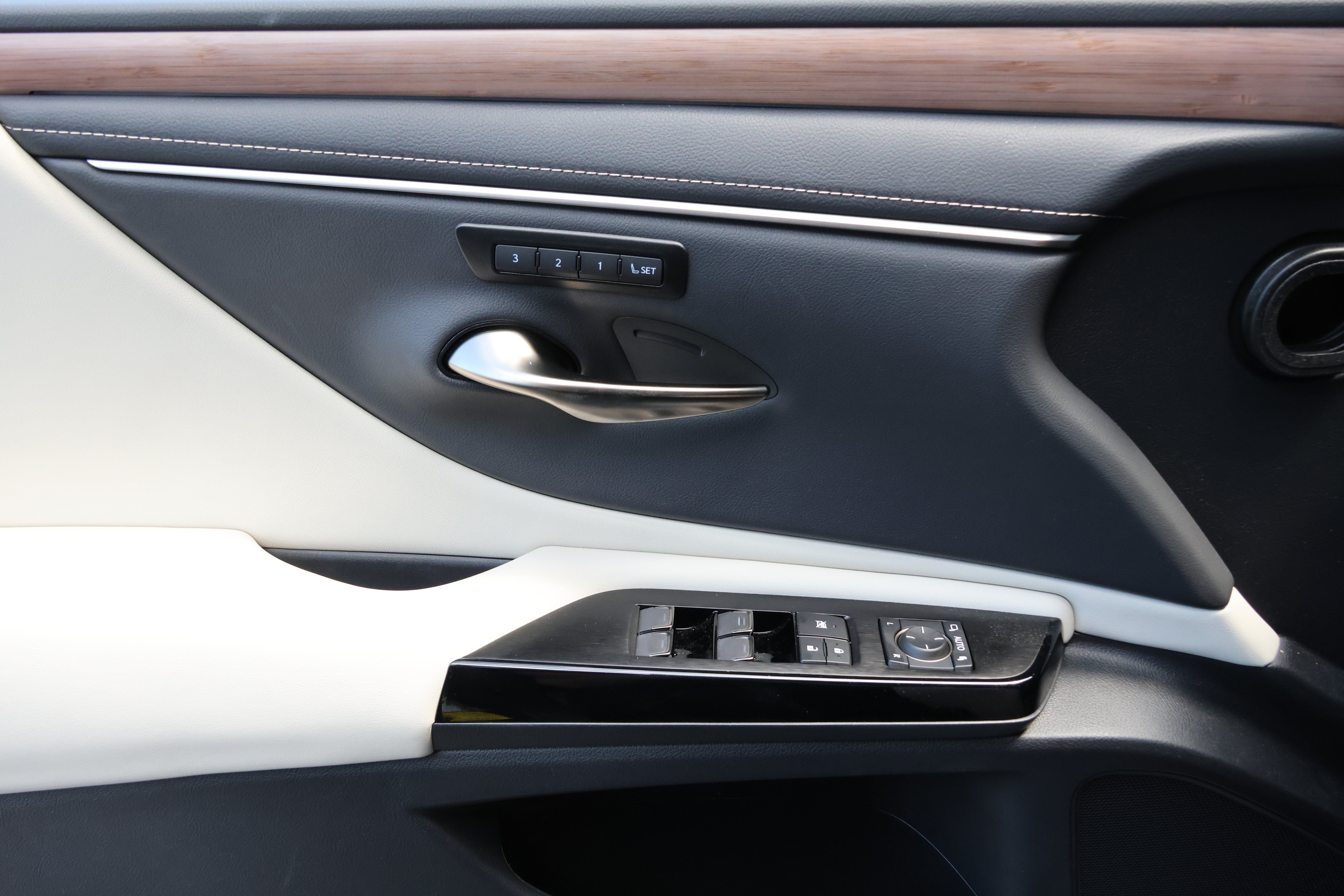 Certified 2025 Lexus ES 300h w/ Premium Package FWD image 12