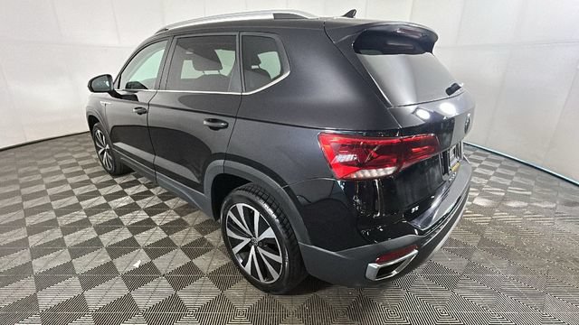 Used 2022 Volkswagen Taos SE FWD image 4