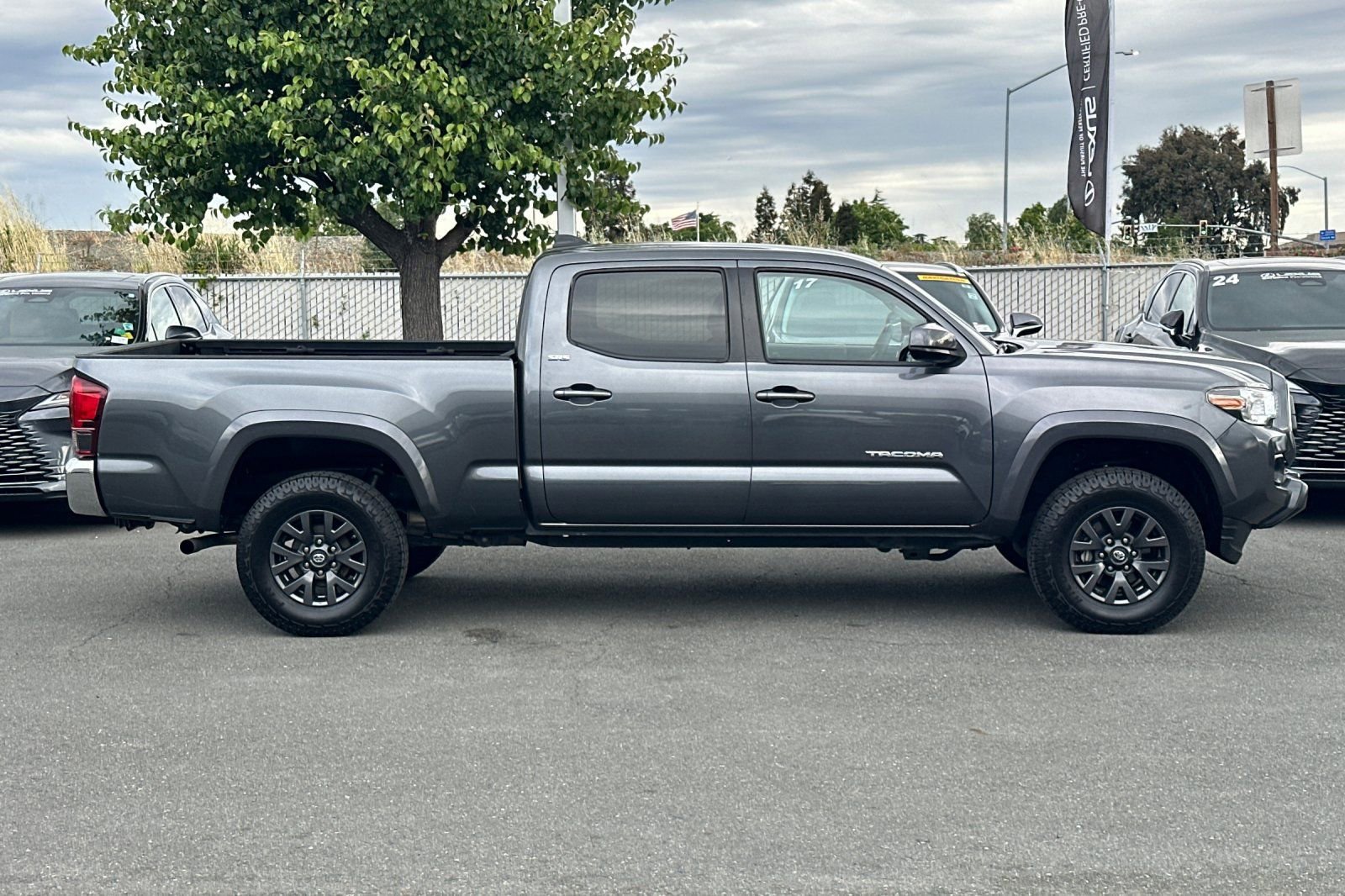 Used 2021 Toyota Tacoma SR5 AWD/4WD image 3