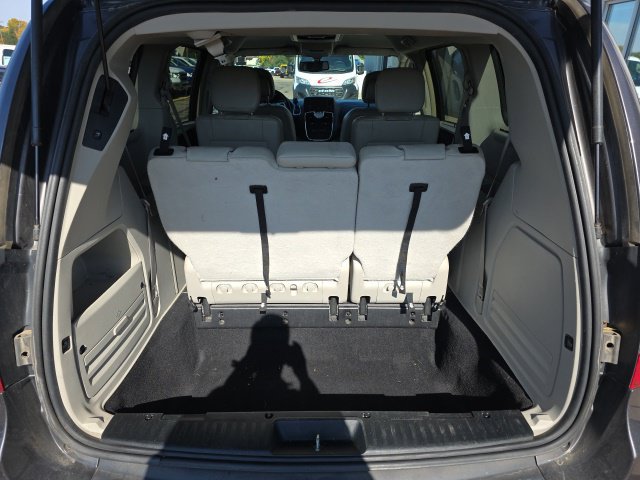 Used 2015 Chrysler Town & Country Touring-L w/ Driver Convenience Group FWD image 9