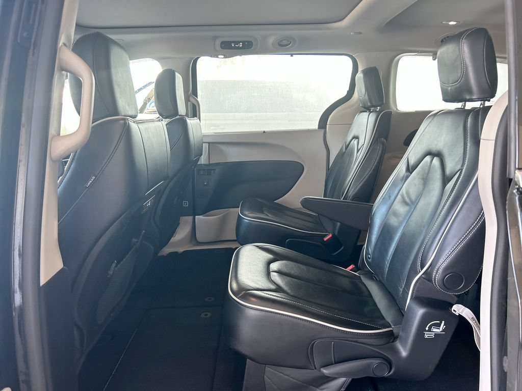 Used 2023 Chrysler Pacifica Limited FWD image 31