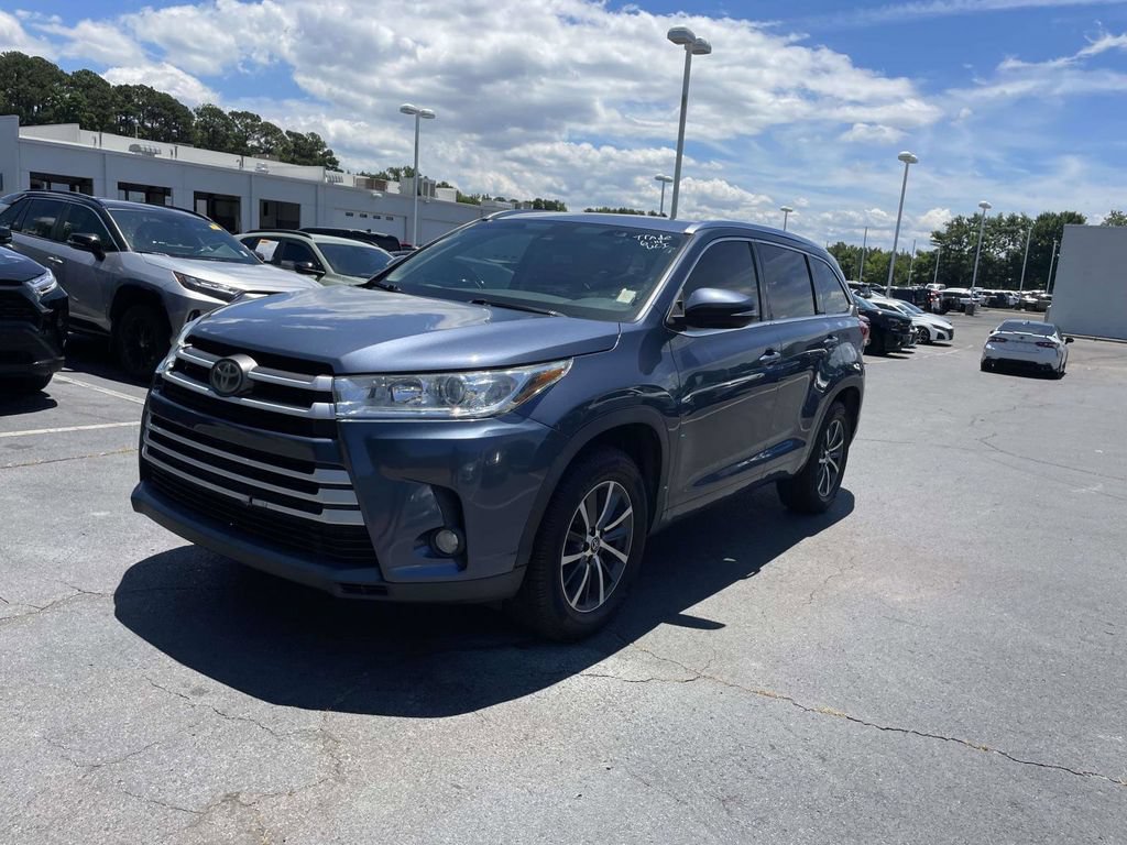 Used 2017 Toyota Highlander XLE FWD image 3