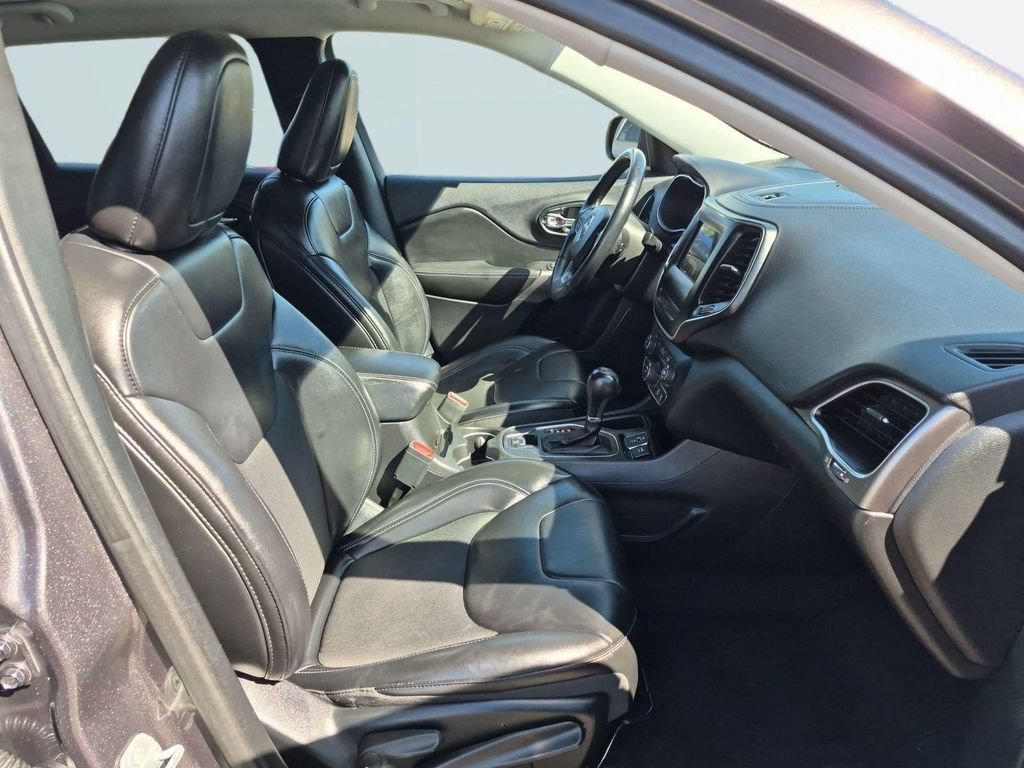 Used 2019 Jeep Cherokee Latitude Plus FWD image 28