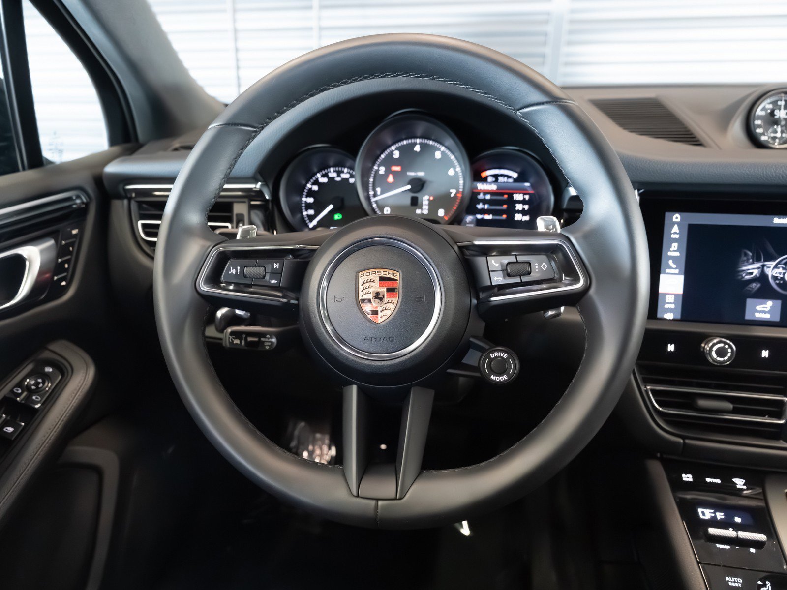 Certified 2025 Porsche Macan S image 15