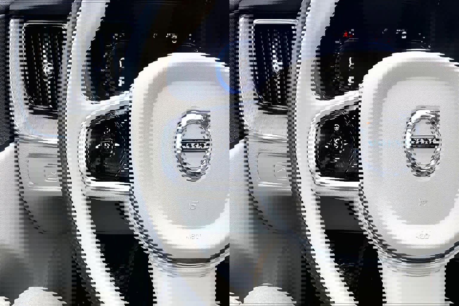 Certified 2023 Volvo XC60 B5 Plus w/ Climate Package image 23