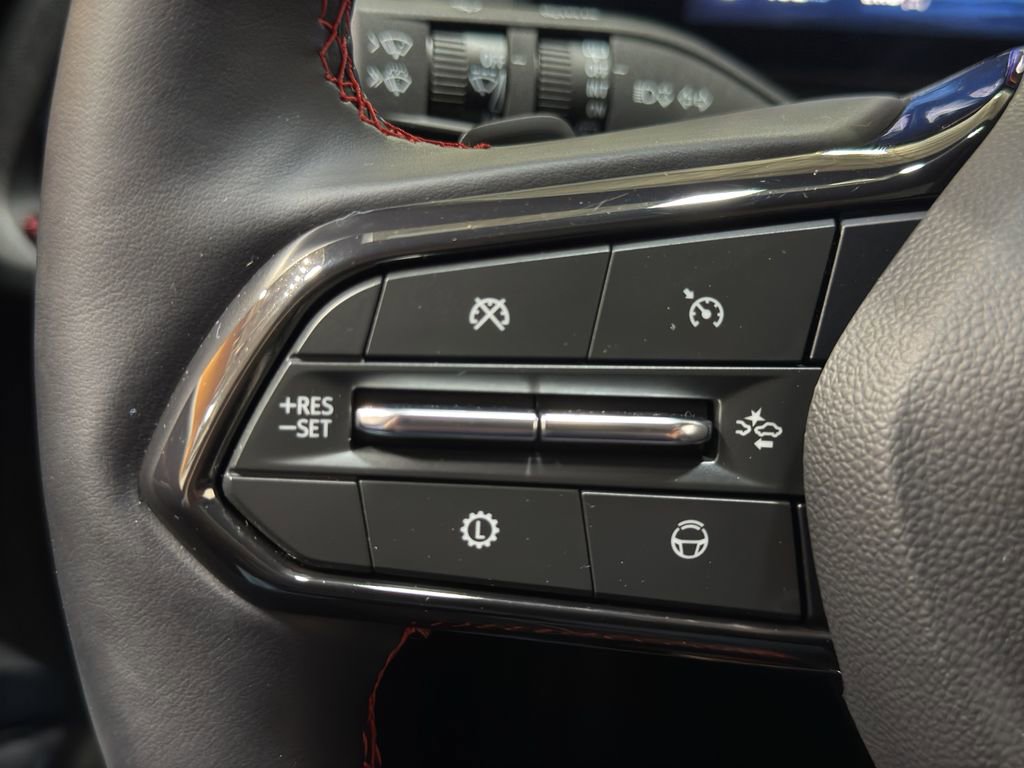 Used 2025 Chevrolet Traverse RS image 26