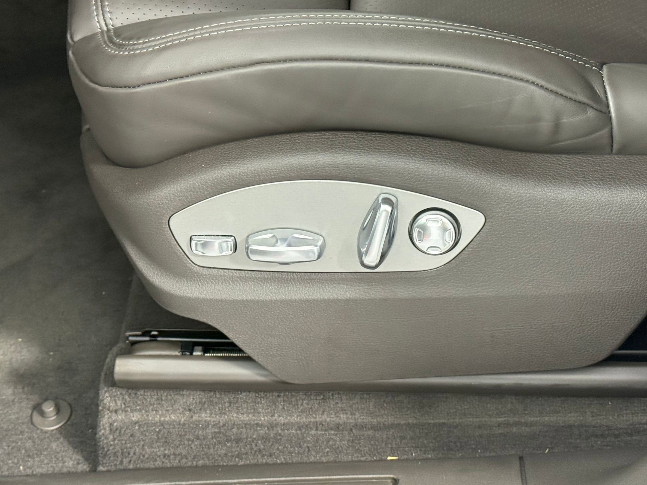 Used 2025 Porsche Macan image 14