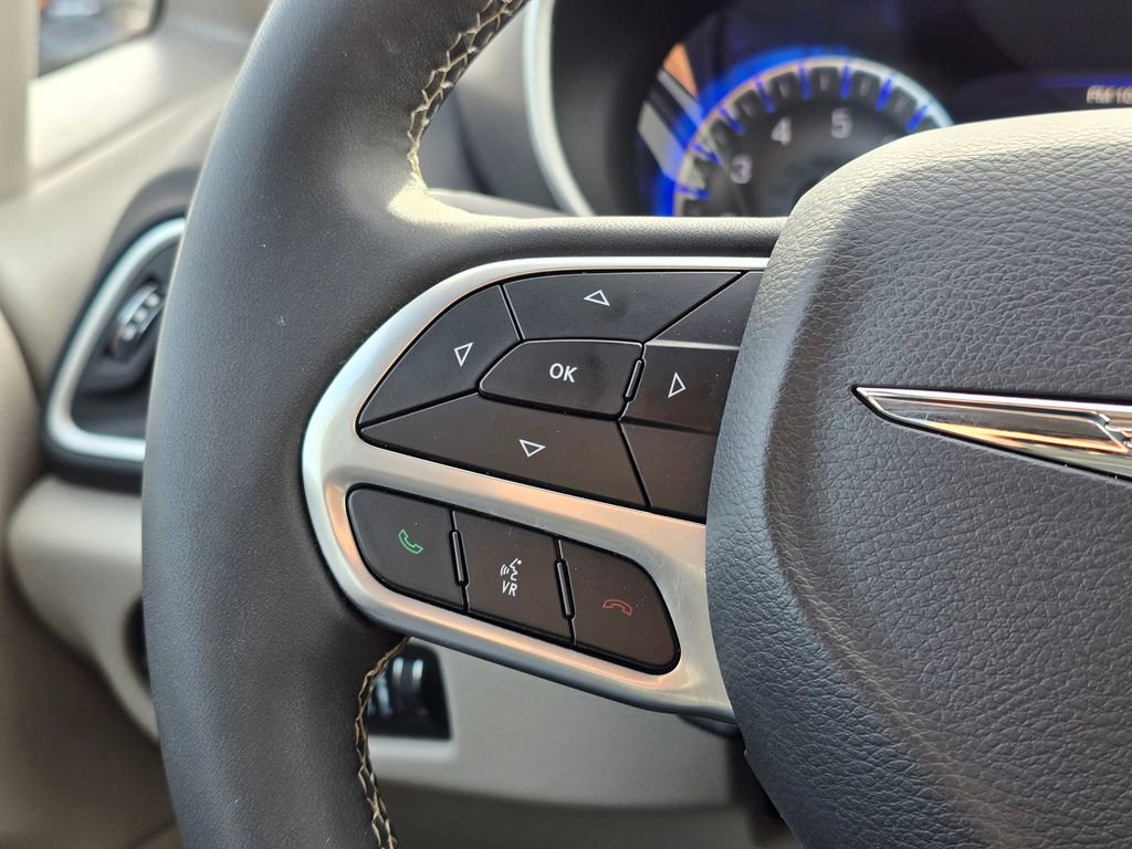 Used 2024 Chrysler Pacifica Touring-L image 34