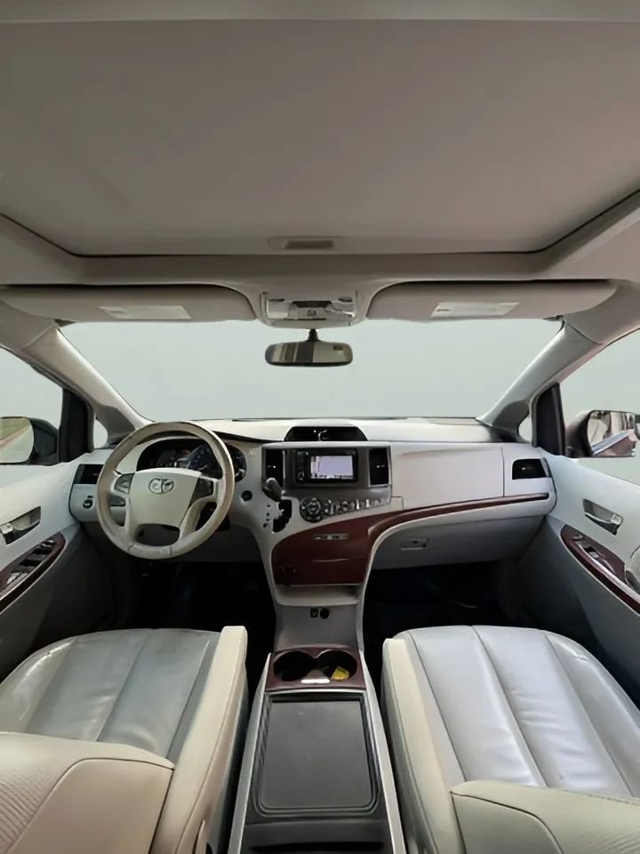 Used 2014 Toyota Sienna XLE image 25