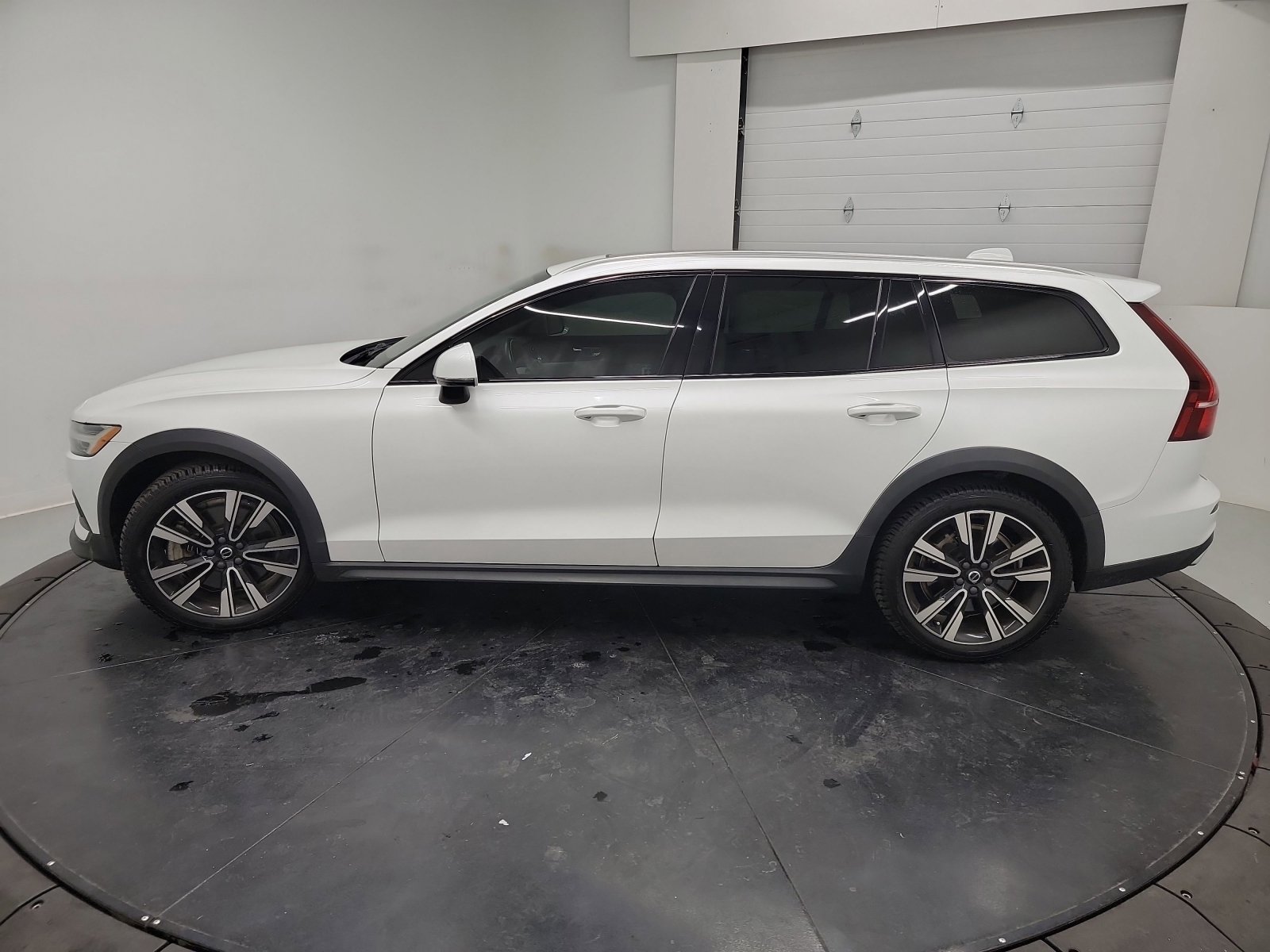 Used 2021 Volvo V60 T5 Cross Country image 2