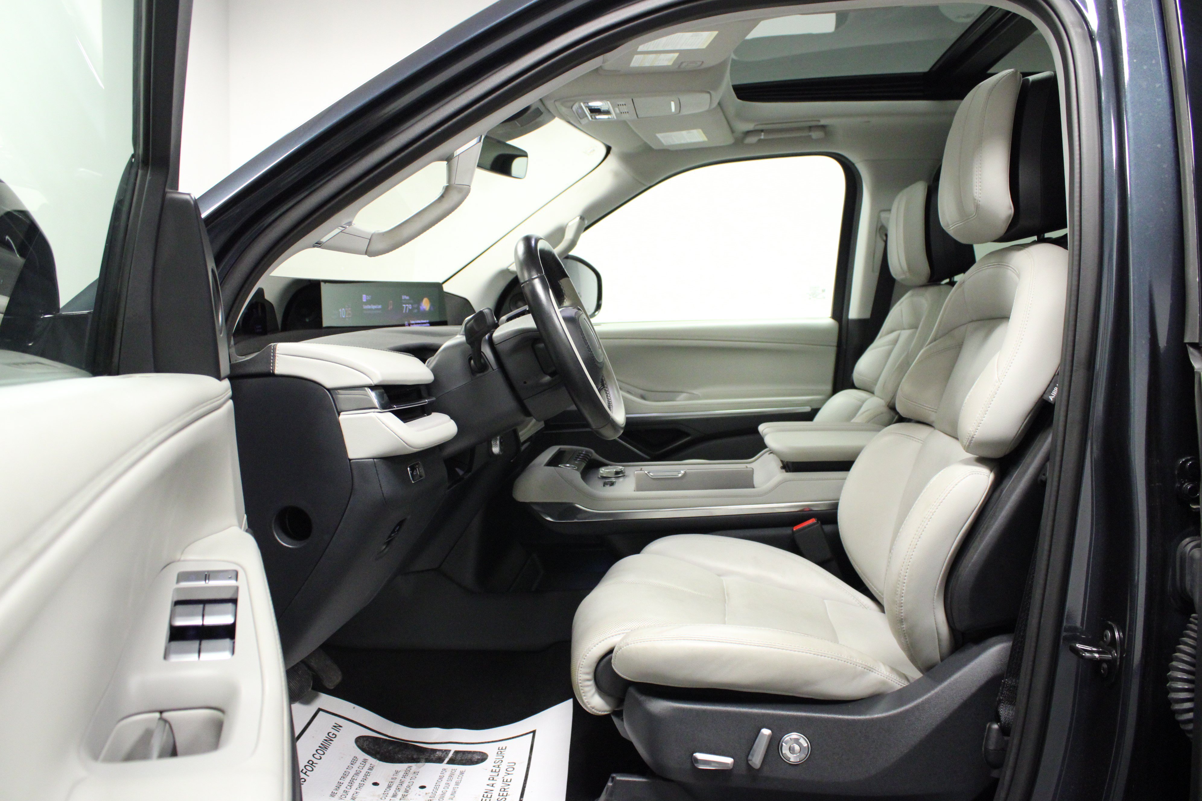 Used 2025 Lincoln Navigator L Reserve AWD/4WD image 12