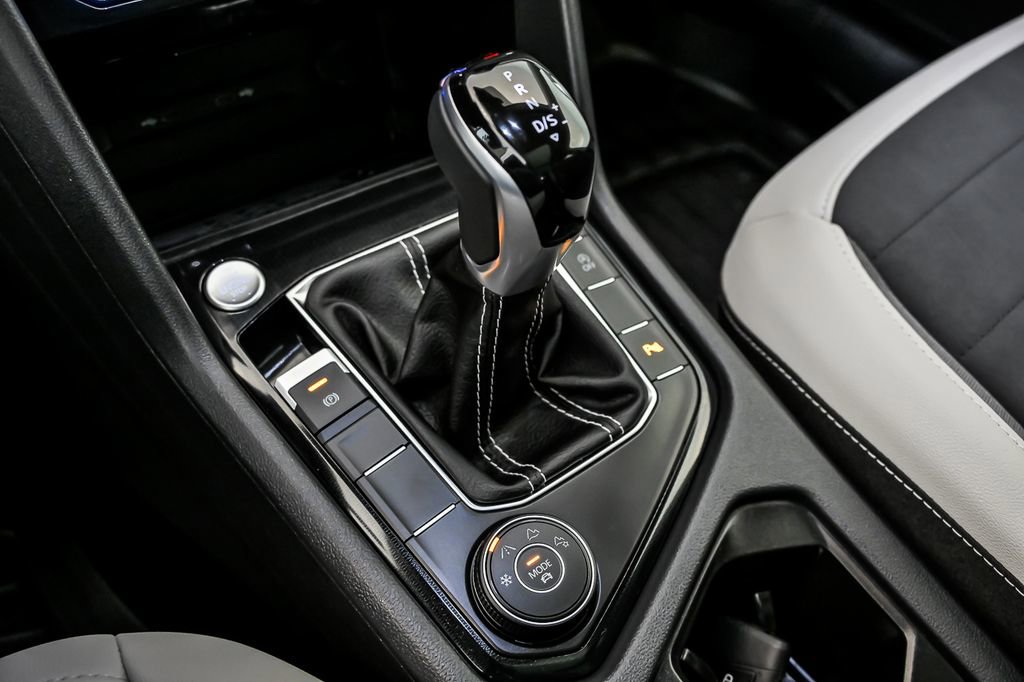 Used 2025 Volkswagen Taos SE w/ Panoramic Sunroof Package AWD/4WD image 23