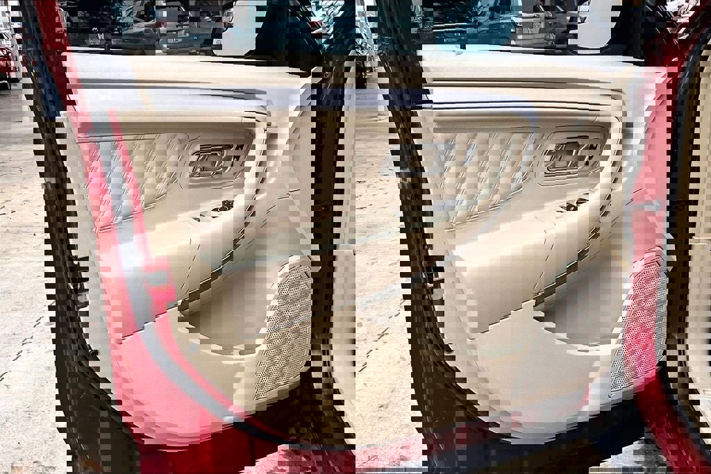 Used 2015 Ford Taurus SEL w/ Equipment Group 201A image 26