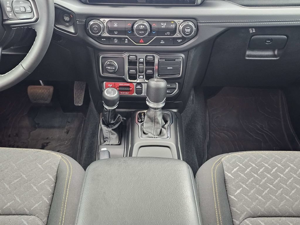 Used 2025 Jeep Gladiator Mojave w/ Technology Group AWD/4WD image 19