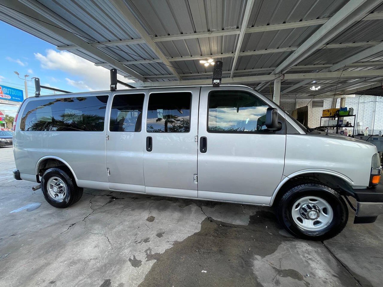 Used 2017 Chevrolet Express 3500 LT w/ LT Preferred Equipment Group RWD image 19