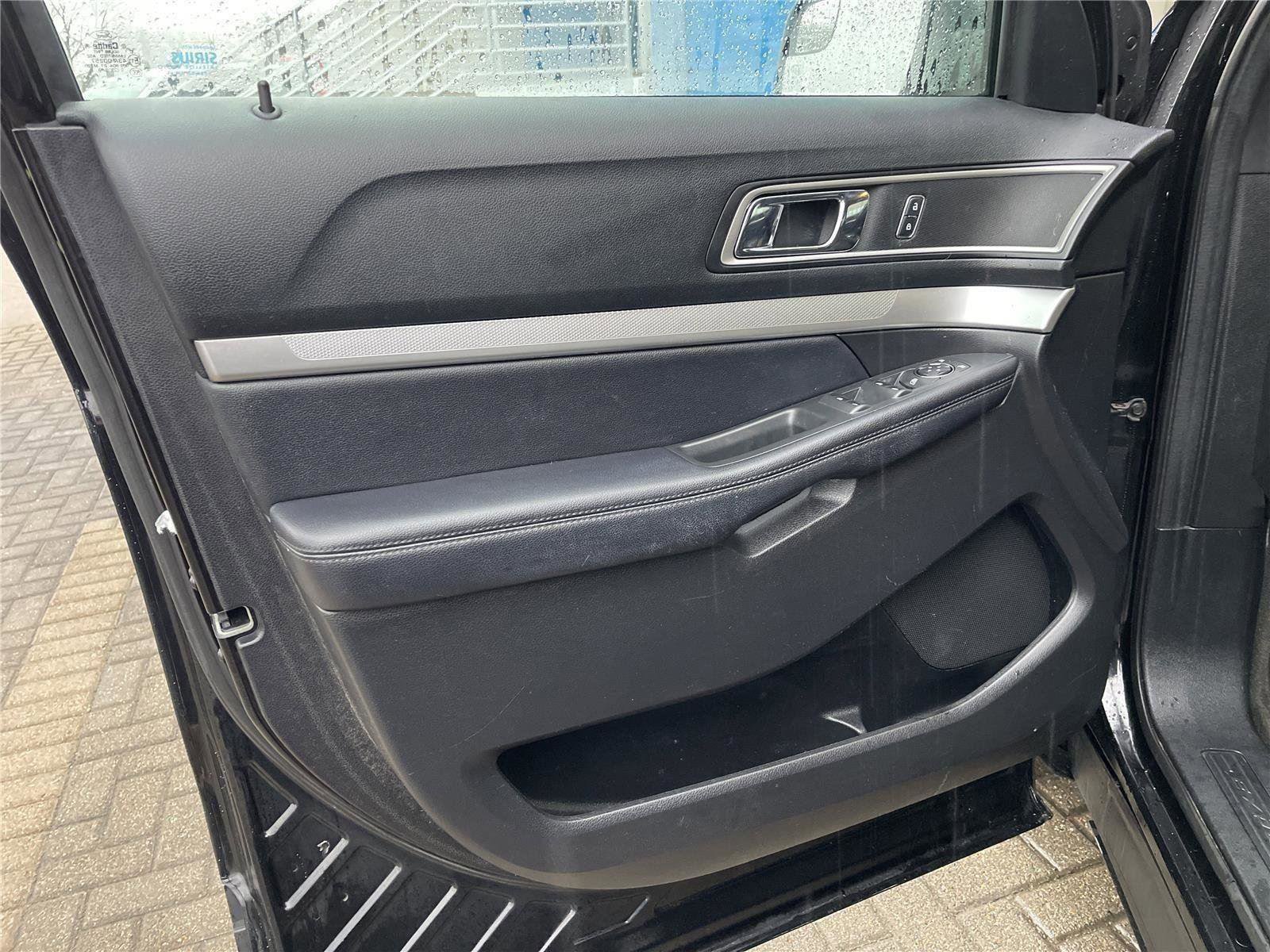 Used 2017 Ford Explorer XLT image 13