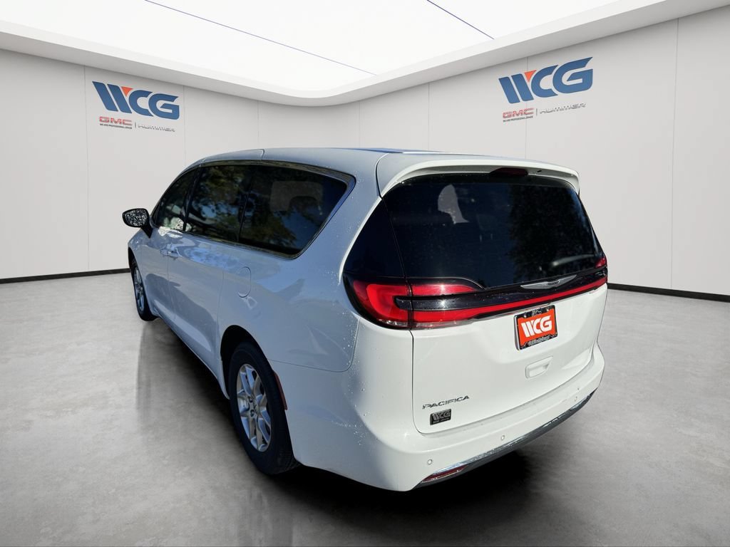 Used 2024 Chrysler Pacifica Touring-L FWD image 5