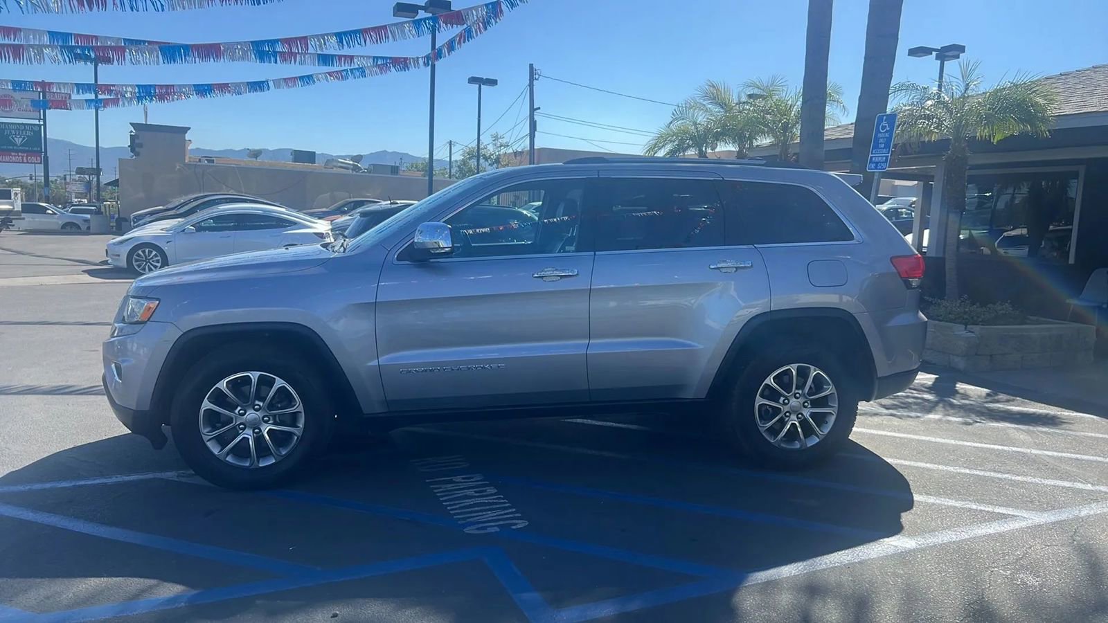 Used 2015 Jeep Grand Cherokee Limited w/ Luxury Group II RWD image 3