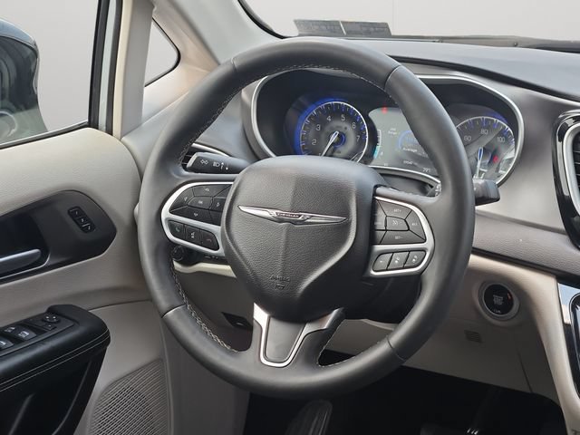 Used 2024 Chrysler Pacifica Touring-L FWD image 16