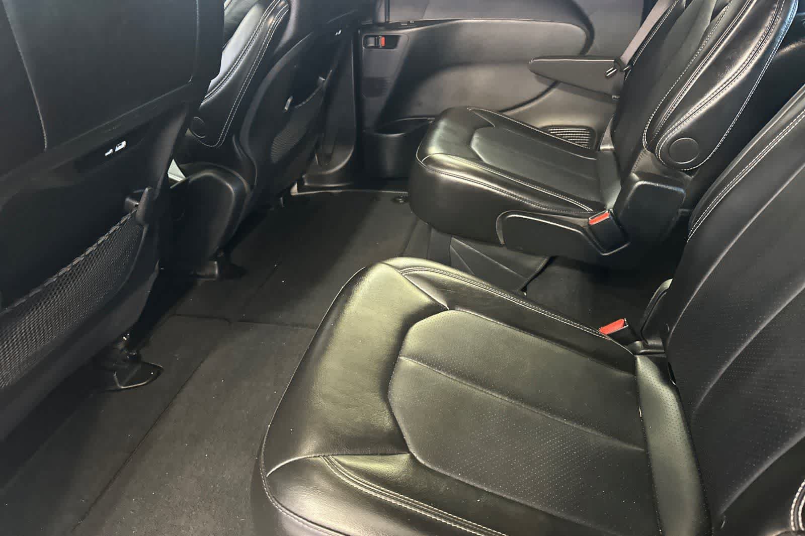 Used 2025 Chrysler Pacifica Select FWD image 5