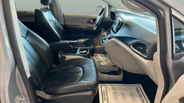 Used 2017 Chrysler Pacifica Touring-L FWD image 21