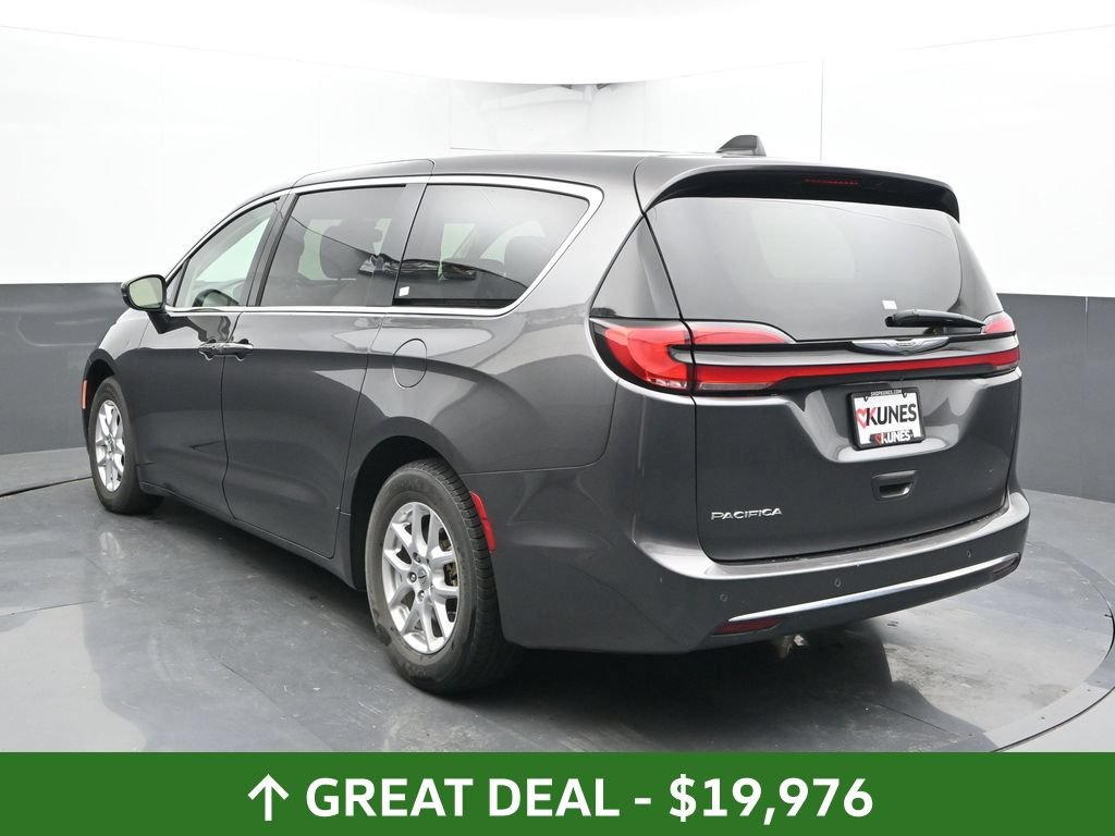 Used 2023 Chrysler Pacifica Touring-L FWD image 12