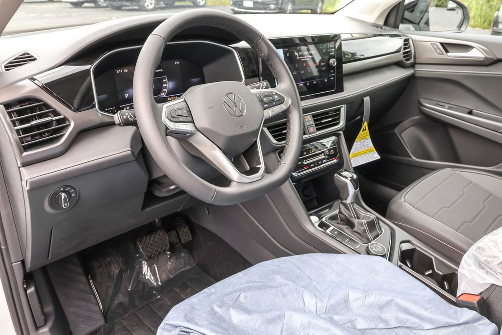 Used 2025 Volkswagen Taos SE image 4