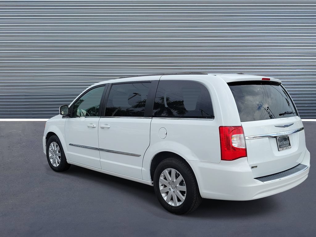 Used 2014 Chrysler Town & Country Touring FWD image 4