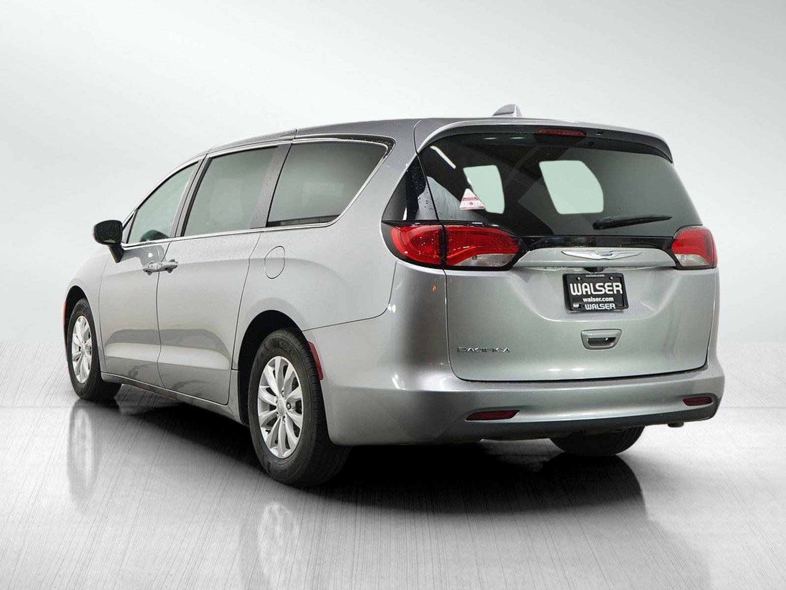 Used 2017 Chrysler Pacifica Touring w/ Tire & Wheel Group FWD image 3