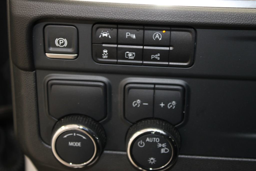 Used 2025 Chevrolet Suburban LT image 40