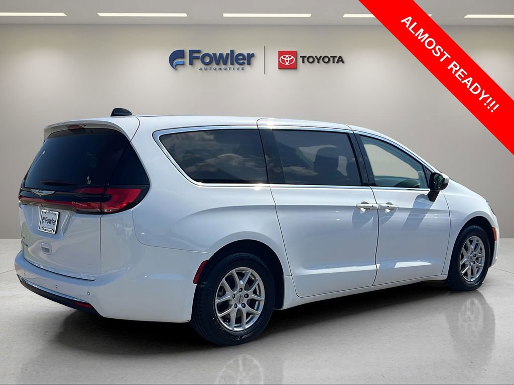 Used 2023 Chrysler Pacifica Touring-L FWD image 7