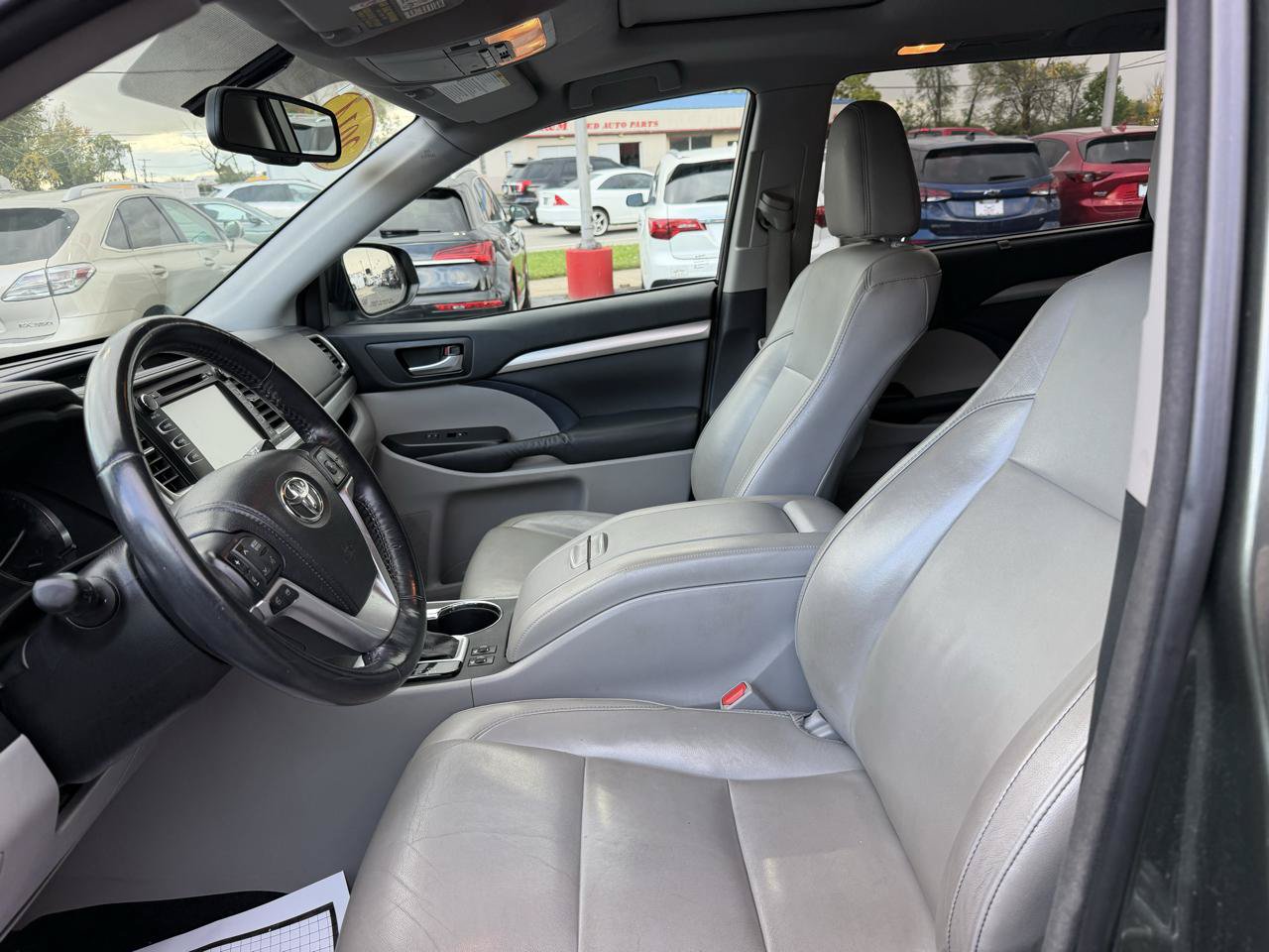 Used 2014 Toyota Highlander XLE AWD/4WD image 10