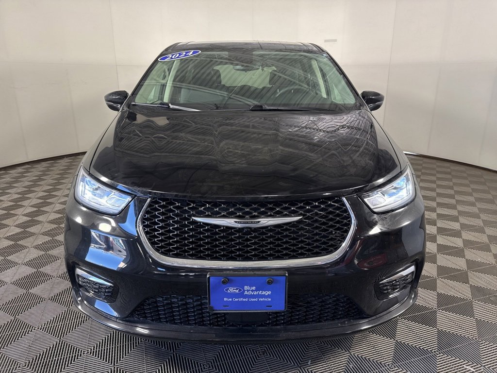 Used 2024 Chrysler Pacifica Touring-L image 3